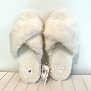NWT Gap fuzzy slippers